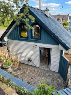 Kleines-Ferienhaus-am-Wasserturm-Mayen-mit-Grill-Kamin-und-kleiner-Terrasse